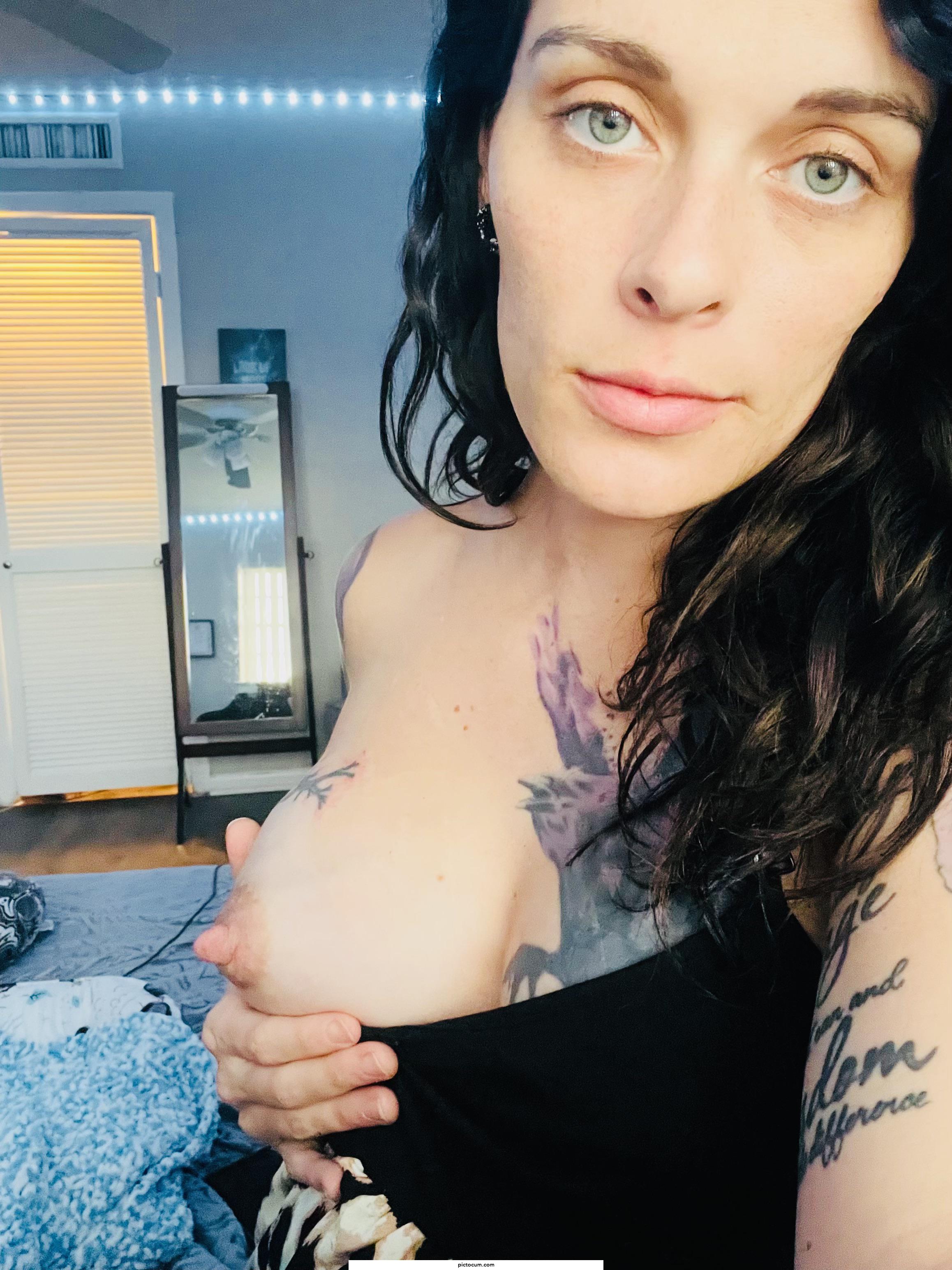 Slide into my DMs on OnlyFans and say “mommy” and I will send you back something sexy 😈 Free PPV page and $4 VIP