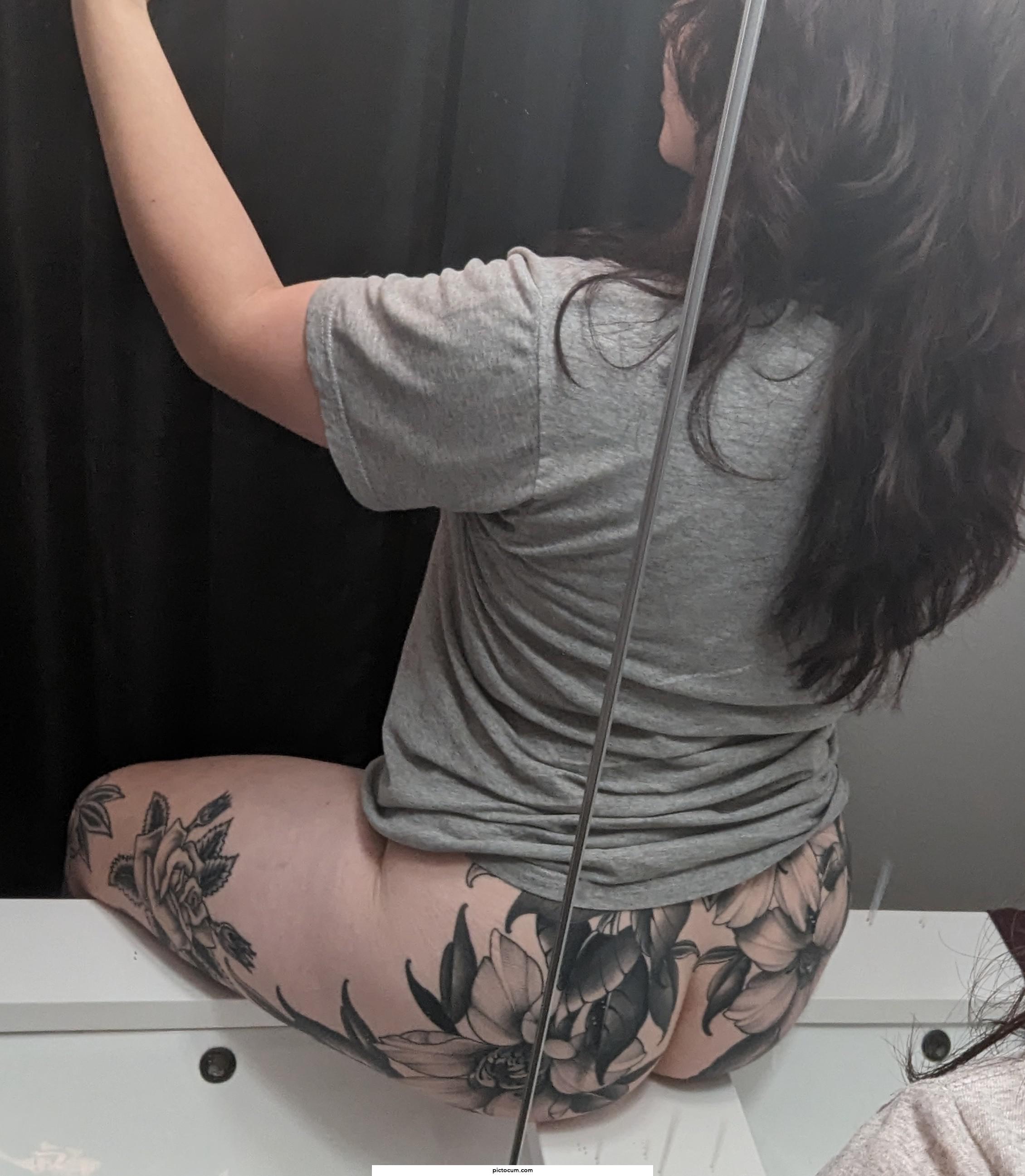 A whole lot of tatted booty for you