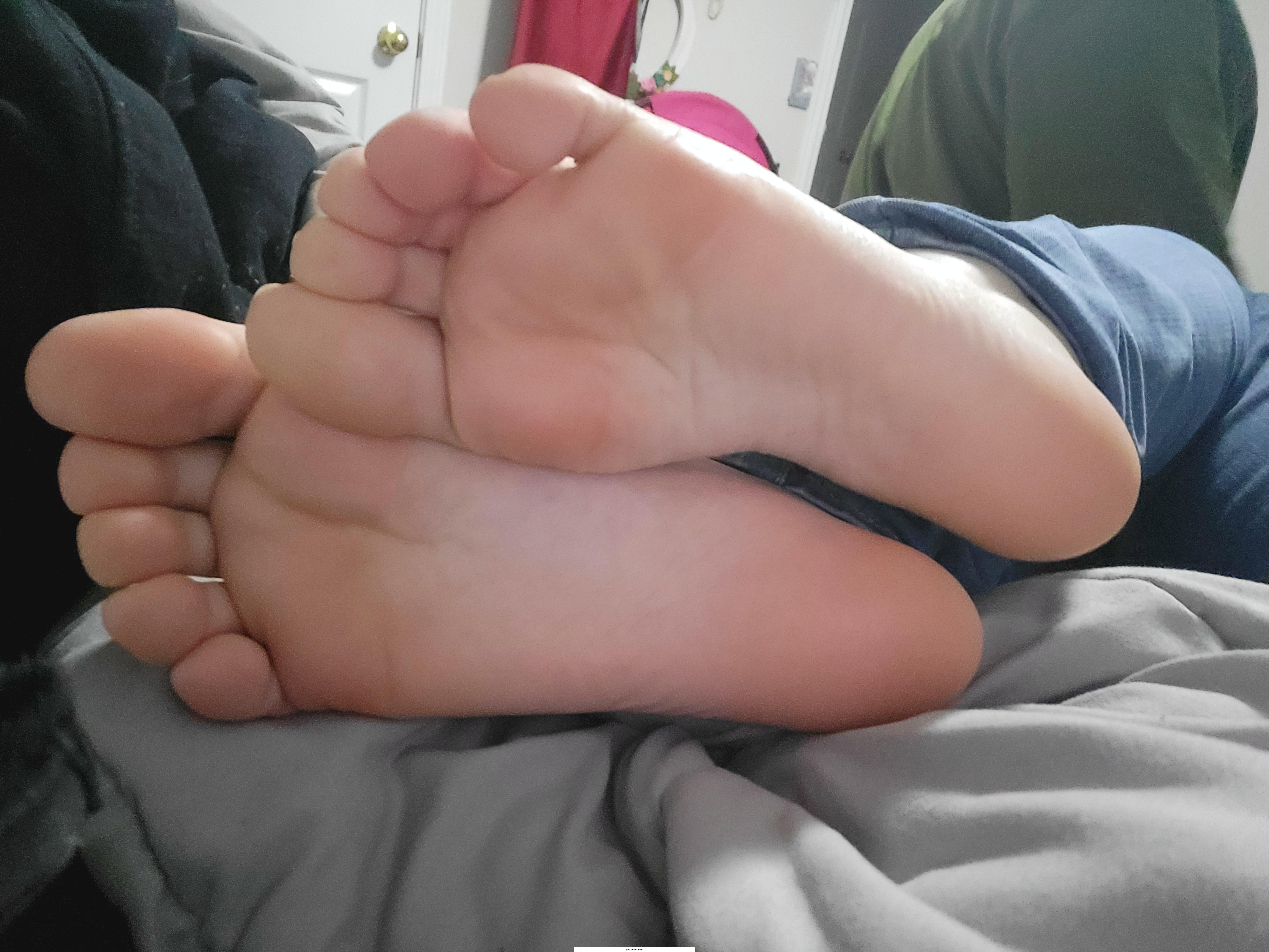 Get on ur knees and lick my soles🖤🤭 oc