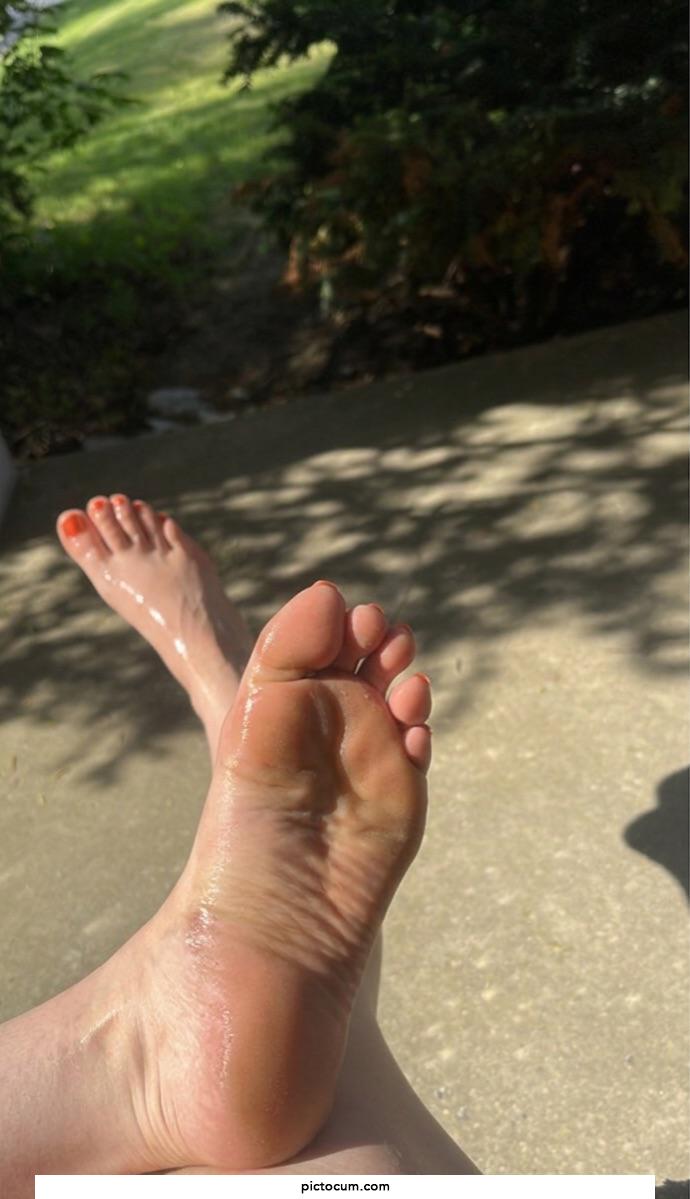 My feet need a good lickin’ clean💦👅🦶🏼